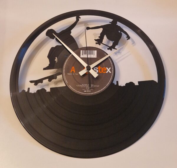 upcycling Schallplatten Wanduhr "Skater" – Bild 3